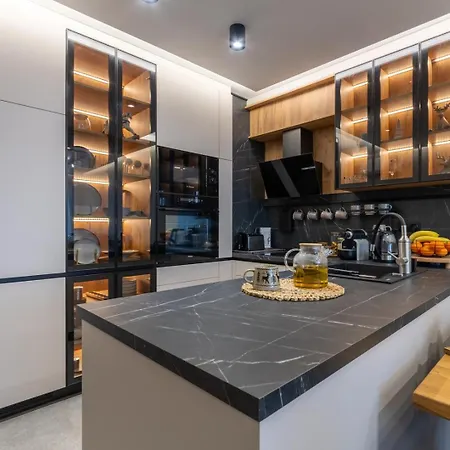 Апартаменты Luxury 1br In Family Garden W/ Private Garage *