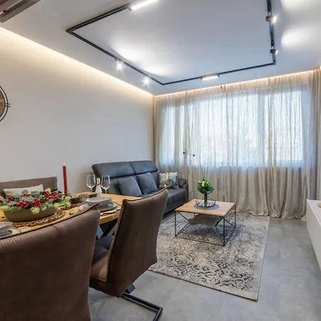 Luxury 1br In Family Garden W/ Private Garage Lägenhet Varna