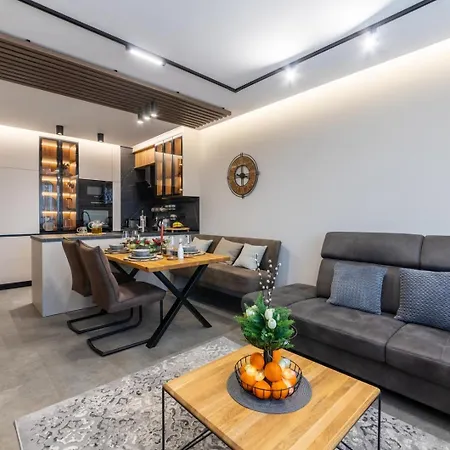 Lägenhet Luxury 1br In Family Garden W/ Private Garage *