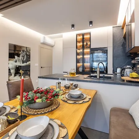 Luxury 1br In Family Garden W/ Private Garage Lägenhet