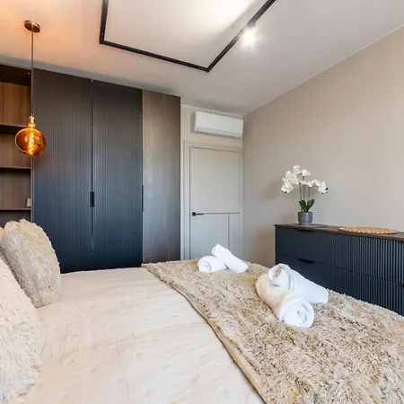Lägenhet Luxury 1br In Family Garden W/ Private Garage