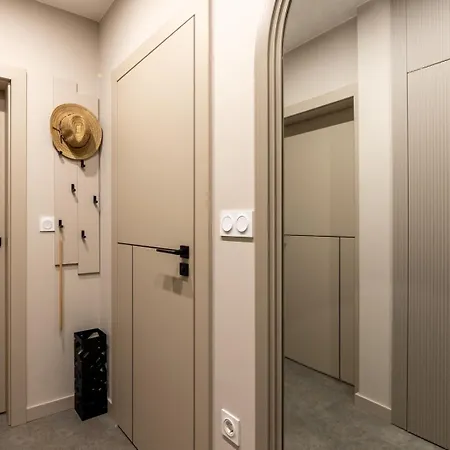 Lägenhet Luxury 1br In Family Garden W/ Private Garage