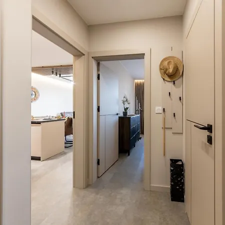 Luxury 1br In Family Garden W/ Private Garage